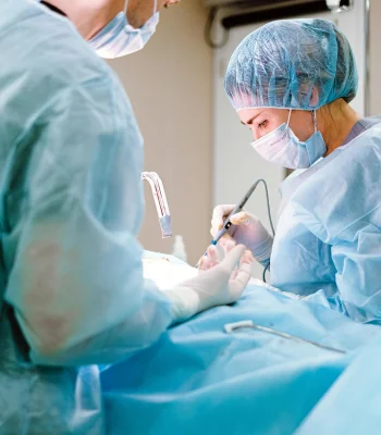 Como o técnico em enfermagem auxilia na urgência e emergência?